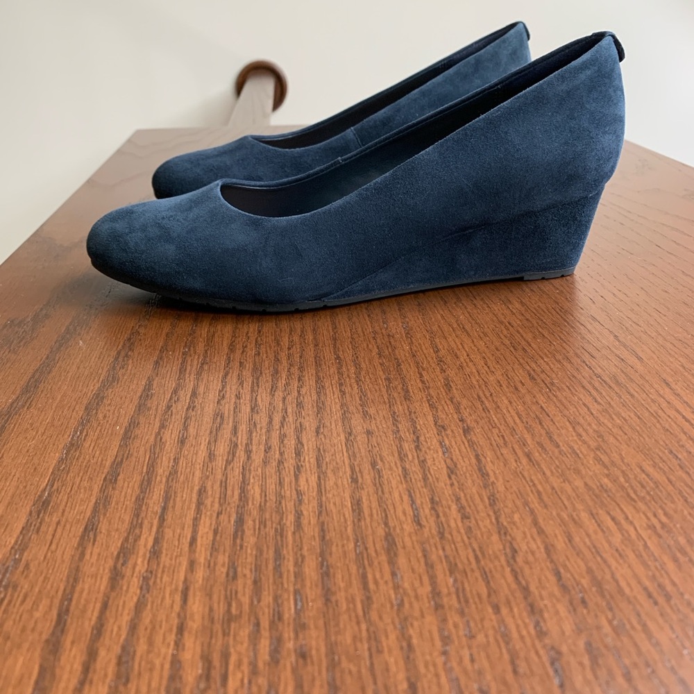 NWOT Clarks Artisan “Vendra Bloom” Navy Blue Suede Wedges, 9 - Picture 2 of 5